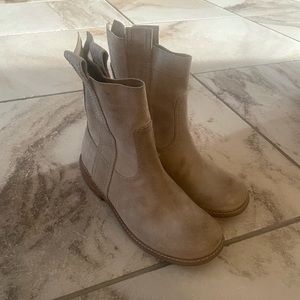 Joe’s Women’s Suede 7M
